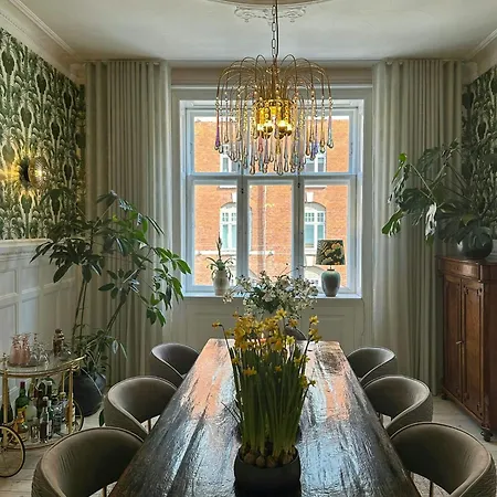 Mansion Flat In Copenhagen's Cultural Quarter *
